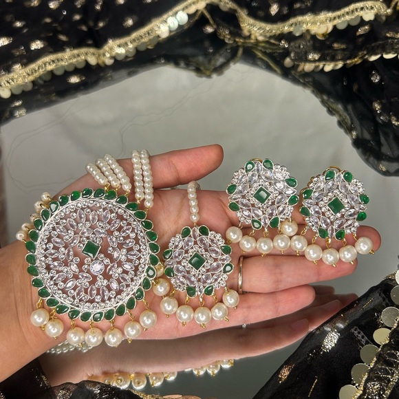 Beautiful Green Pearl Mini ( Locket ) Necklace With Earrings & Tikka - Picture 9 of 14